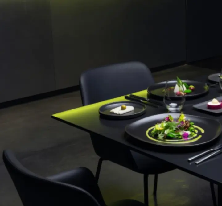 Nowoczesne dania w restauracji lounge w stylu urban