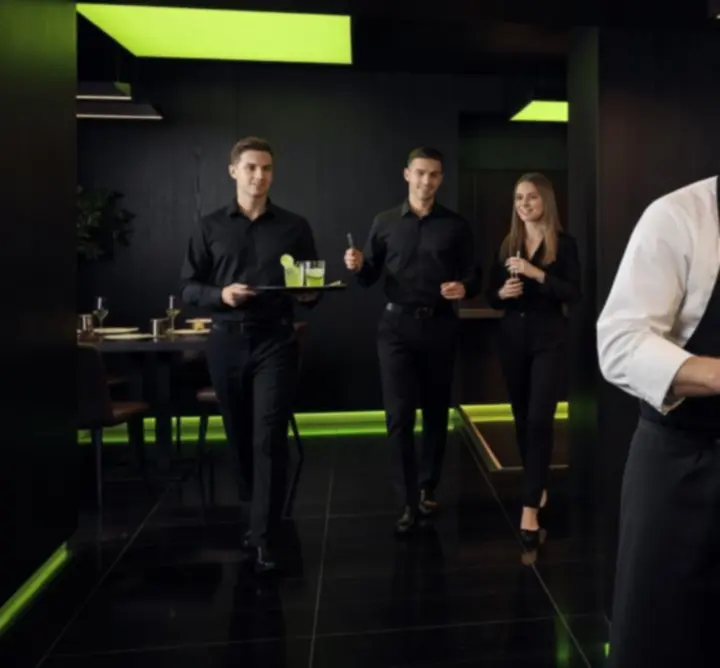 Zespół obsługi restauracji i lounge w dynamicznej pracy wieczorem